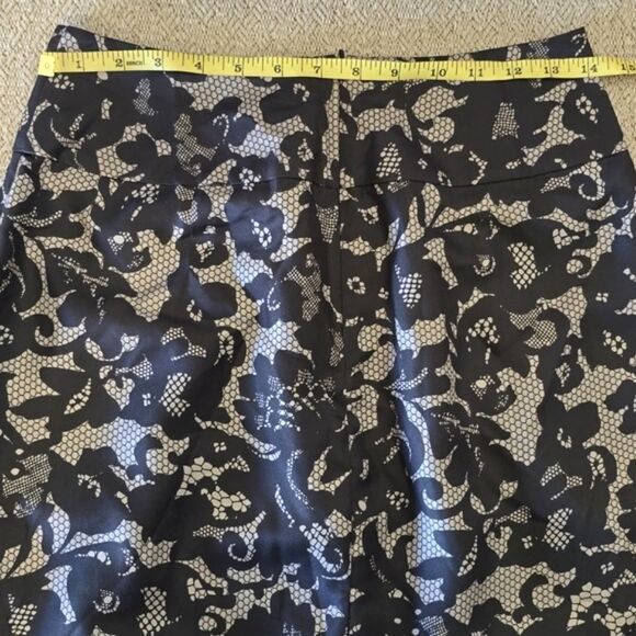 Banana Republic Black and Taupe Laced Print Silk Skirt - Size 6P - Picture 8 of 14
